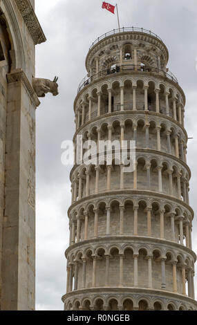 PISA, Italien - 29 Oktober, 2018: Schiefe Turm von Pisa oder freistehenden Glockenturm der Kathedrale in die italienische Stadt Pisa. Stockfoto