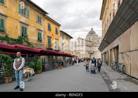 PISA, Italien - 29 Oktober, 2018: Touristen in einer zentralen Straße der Stadt, im Hintergrund sehen Sie die Kathedrale Stockfoto