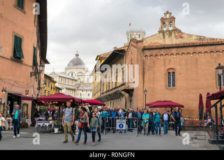 PISA, Italien - 29 Oktober, 2018: Touristen in einer zentralen Straße der Stadt, im Hintergrund sehen Sie die Kathedrale Stockfoto