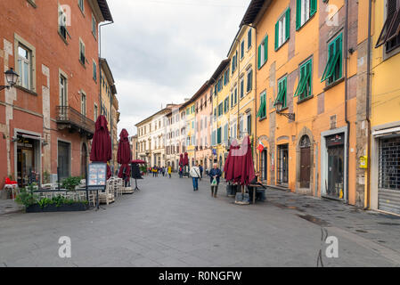 PISA, Italien - 29 Oktober, 2018: die alten Straßen des Zentrums von Pisa mit seinen charakteristischen Ocker Farbe Stockfoto