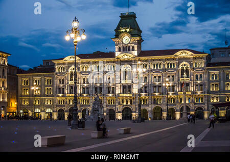 Rathaus von Triest, die vielseitige Arbeit von Giuseppe Bruni (1872 - 1875). Das Gebäude steht auf dem Hauptplatz der Stadt Triest - Piazza Unità d'Italia Stockfoto