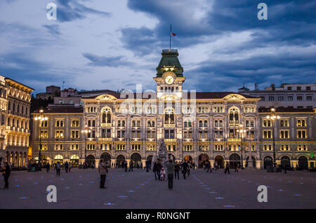 Rathaus von Triest, die vielseitige Arbeit von Giuseppe Bruni (1872 - 1875). Das Gebäude steht auf dem Hauptplatz der Stadt Triest - Piazza Unità d'Italia Stockfoto