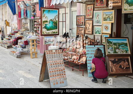 Mostar, Bosnien und Herzegowina - 15. September 2018: Die Ausstellungen der Shop mit Souvenirs und regionale Produkte. Stockfoto