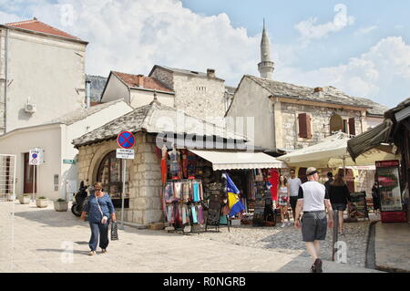 Mostar, Bosnien und Herzegowina - 15. September 2018: Altstadt. Sehen Sie die typische Architektur der Region, Souvenirshop und Touristen. Stockfoto