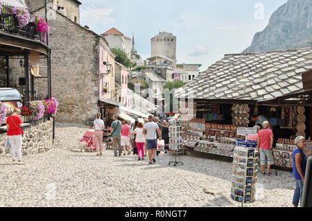 Mostar, Bosnien und Herzegowina - 15. September 2018: gepflasterten Straße im Zentrum der Altstadt. Sehen Sie die typische Architektur der Region. Stockfoto