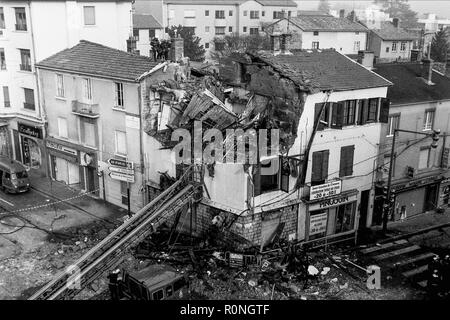 Feuerwehrmänner arbeiten nach einer Gasexplosion, Ecully, Frankreich Stockfoto