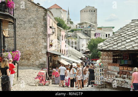 Mostar, Bosnien und Herzegowina - 15. September 2018: gepflasterten Straße im Zentrum der Altstadt. Sehen Sie die typische Architektur der Region. Stockfoto