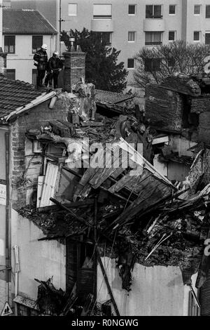 Feuerwehrmänner arbeiten nach einer Gasexplosion, Ecully, Frankreich Stockfoto