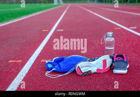 Schuhe und andere Gegenstände auf die sportliche Schiene am Nachmittag Stockfoto