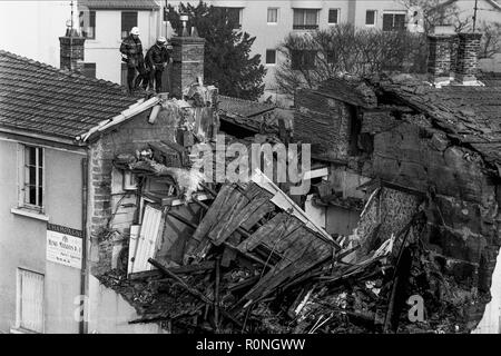 Feuerwehrmänner arbeiten nach einer Gasexplosion, Ecully, Frankreich Stockfoto