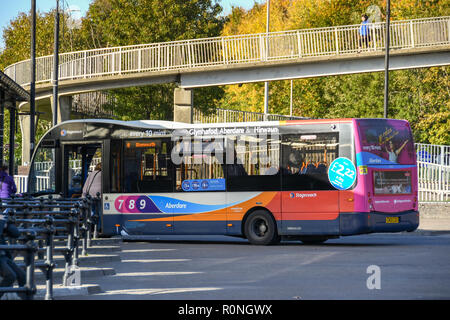 ABERDARE, WALES - Oktober 2018: Person einen Bus von Stagecoach Group plc in der Busbahnhof in Aberdare Stadtmitte betrieben. Stockfoto