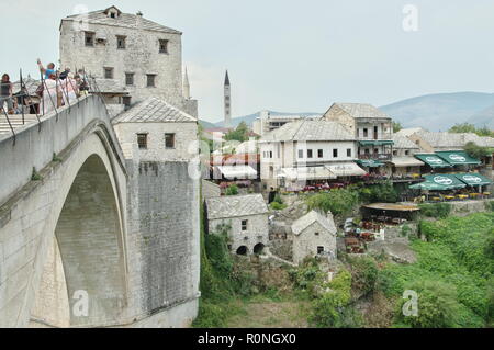 Mostar, Bosnien und Herzegowina - September 15, 2018: Blick auf die Alte Brücke und ein Fragment der Stadt. Sie können sehen, zahlreiche Touristen auf der Brücke. Stockfoto