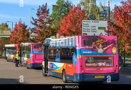 ABERDARE, WALES - Oktober 2018: Öffentliche Busse von Stagecoach Group plc in der Busbahnhof in Aberdare Stadtmitte geparkt betrieben. Stockfoto