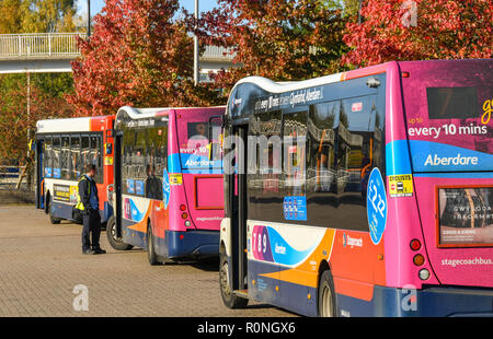 ABERDARE, WALES - Oktober 2018: Öffentliche Busse von Stagecoach Group plc in der Busbahnhof in Aberdare Stadtmitte geparkt betrieben. Stockfoto