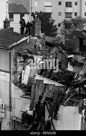 Feuerwehrmänner arbeiten nach einer Gasexplosion, Ecully, Frankreich Stockfoto