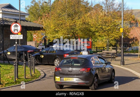 ABERDARE, WALES - Oktober 2018: Taxis in der Warteschlange an der Bushaltestelle in Aberdare Stadtmitte. Stockfoto