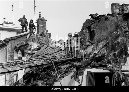 Feuerwehrmänner arbeiten nach einer Gasexplosion, Ecully, Frankreich Stockfoto