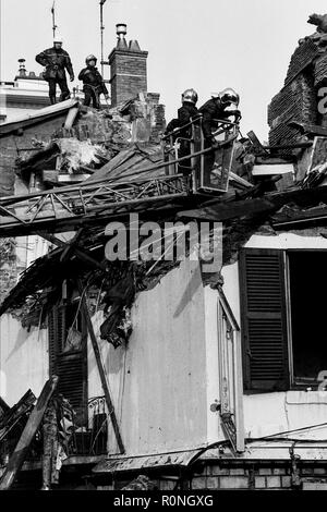 Feuerwehrmänner arbeiten nach einer Gasexplosion, Ecully, Frankreich Stockfoto