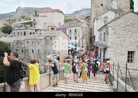 Mostar, Bosnien und Herzegowina - September 15, 2018: Blick von der Alten Brücke in die Altstadt sehen Sie die generische Architektur. Stockfoto