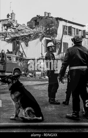 Feuerwehrmänner arbeiten nach einer Gasexplosion, Ecully, Frankreich Stockfoto