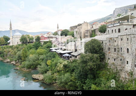 Mostar, Bosnien und Herzegowina - September 15, 2018: Die Bank des Flusses Neretva. Ein Fragment der Altstadt und Türme von minaretten sind sichtbar. Stockfoto