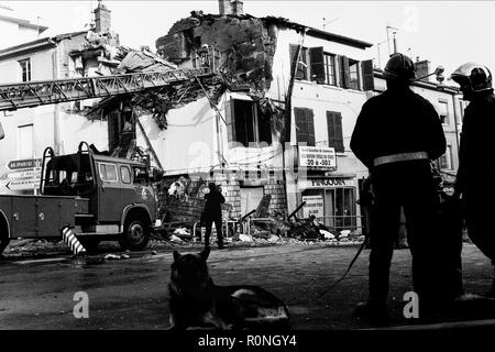 Feuerwehrmänner arbeiten nach einer Gasexplosion, Ecully, Frankreich Stockfoto