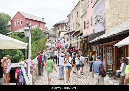 Mostar, Bosnien und Herzegowina - 15. September 2018: gepflasterten Straße im Zentrum der Altstadt. Sehen Sie die typische Architektur der Region. Stockfoto