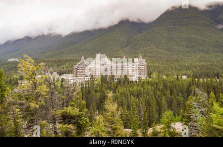 BANFF, AB, Kanada - Juni 2018: Das Banff Springs Fairmont Hotel inmitten immergrüner Bäume in Banff Stockfoto