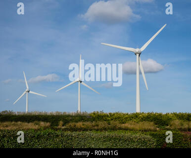 Windkraftanlagen werden immer eine gemeinsame alle Website in ganz Europa wie diese Turbinen in der Nähe des Kanaltunnels Eingang in Calais, Frankreich Stockfoto