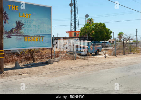 Hinweistafel auf dem Weg nach Bombay Beach, Kalifornien, USA Stockfoto