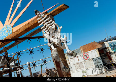 Osten Jesus in der Nähe von Niland in Südkalifornien. Eine off grid Gemeinschaft leben in der Wüste. Sie haben eine Skulptur Garten angezeigte Kunstwerke. Stockfoto