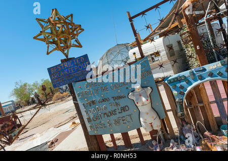 Osten Jesus in der Nähe von Niland in Südkalifornien. Eine off grid Gemeinschaft leben in der Wüste. Sie haben eine Skulptur Garten angezeigte Kunstwerke. Stockfoto