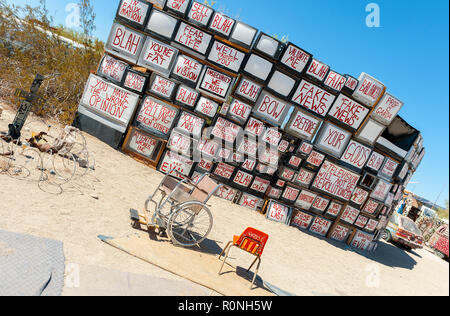 Osten Jesus in der Nähe von Niland in Südkalifornien. Eine off grid Gemeinschaft leben in der Wüste. Sie haben eine Skulptur Garten angezeigte Kunstwerke. Stockfoto