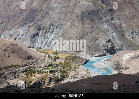 Purne (Dorf auch bekannt als purni) und Zusammenfluss von Tsarap River und Kargyak Fluss aus dem Weg zwischen Cha und Phugtal Gompa, Zanskar, Indien Stockfoto