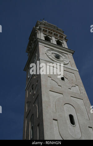 Venedig, Glockenturm von Santa Maria Formosa, weiß, mit Uhr, gegen den blauen Himmel Stockfoto