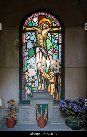 Die Glasfenster in einem Familiengrab auf dem Friedhof von Passy, Paris, Frankreich. Stockfoto