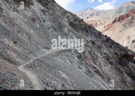 Einsame weibliche Wanderer auf dem Weg zwischen Cha (auch als Char bekannt) und Phugtal Gompa, Zanskar, Jammu und Kaschmir, Indien Stockfoto