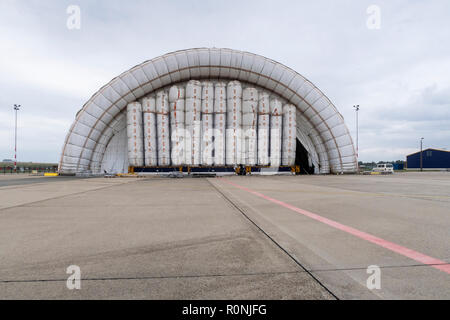 Ein Flugzeug Hangar am Flughafen Budapest Ferenc Liszt Stockfoto