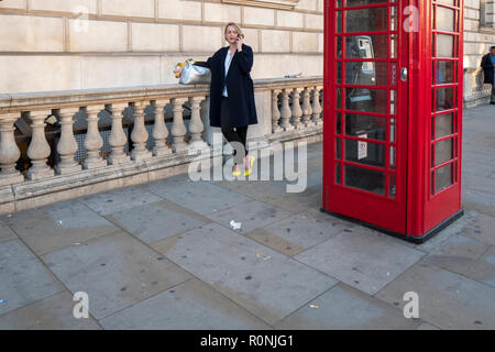 Laura Kuenssberg Telefonieren in Whitehall, London Stockfoto