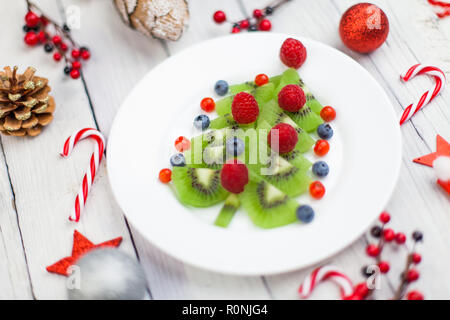 Kiwi Weihnachtsbaum - Spaß essen Idee für Kinder Partei oder Frühstück Stockfoto