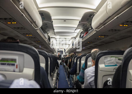 Passagiere, die darauf warten, zu, aussteigen, und, Ihre, Gepäck, aus, Overhead, Fächer, an, Manchester, Flughafen, nach, Ankunft, ein, eine, Brussels Airlines, Flug, Stockfoto