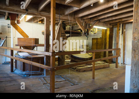 Gezahnt Antriebsrad und Schleifen Stein Otterton Mill Devon, Großbritannien Stockfoto