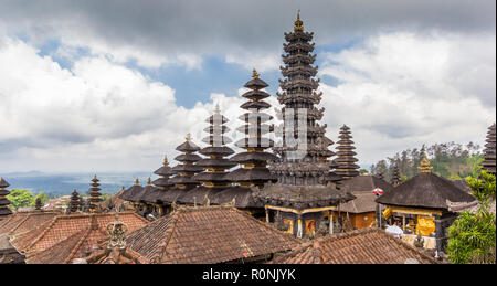 Panorama der Türme des Besakih Tempel auf Bali, Indonesien Stockfoto