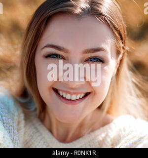 Lächelnden jungen Frau macht selfie und Genießen der Natur im Herbst. Stockfoto