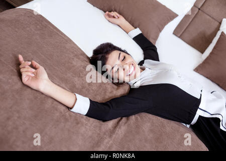 Blick von oben auf eine attraktive junge hotel Zimmermädchen Stockfoto