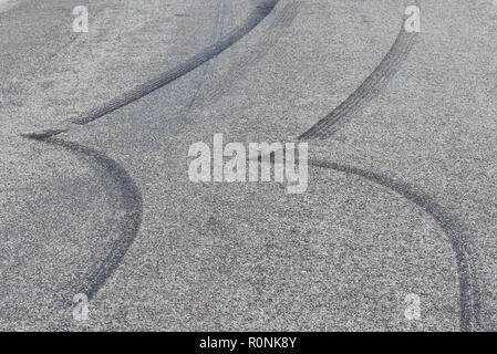 Schwarze reifen Bremsspuren auf Asphalt Stockfoto