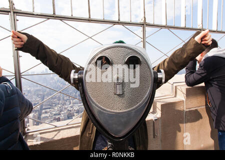 9 Jahre alter Junge mit Münzautomat Fernglas, Empire State Building, New York City, Vereinigte Staaten von Amerika. Stockfoto