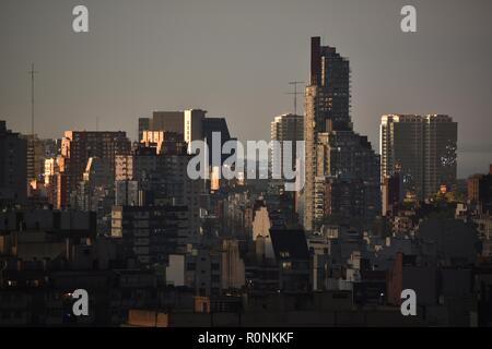 Viele Hochhäuser in dicht besiedelten, schnell wachsenden Megastadt Buenos Aires, Belgrano Neighborhood, Argentinien Stockfoto