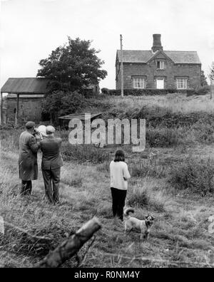 Die Szene der längste Belagerung in Großbritannien als Freunde und Verwandte von John James versuchen ihn zu pursuade das verlassene Haus in Weston unter Redcastle in Shropshire 1968 zu verlassen Stockfoto