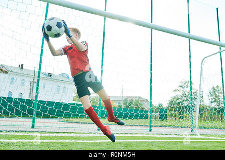 Jungen fangen Ball Stockfoto